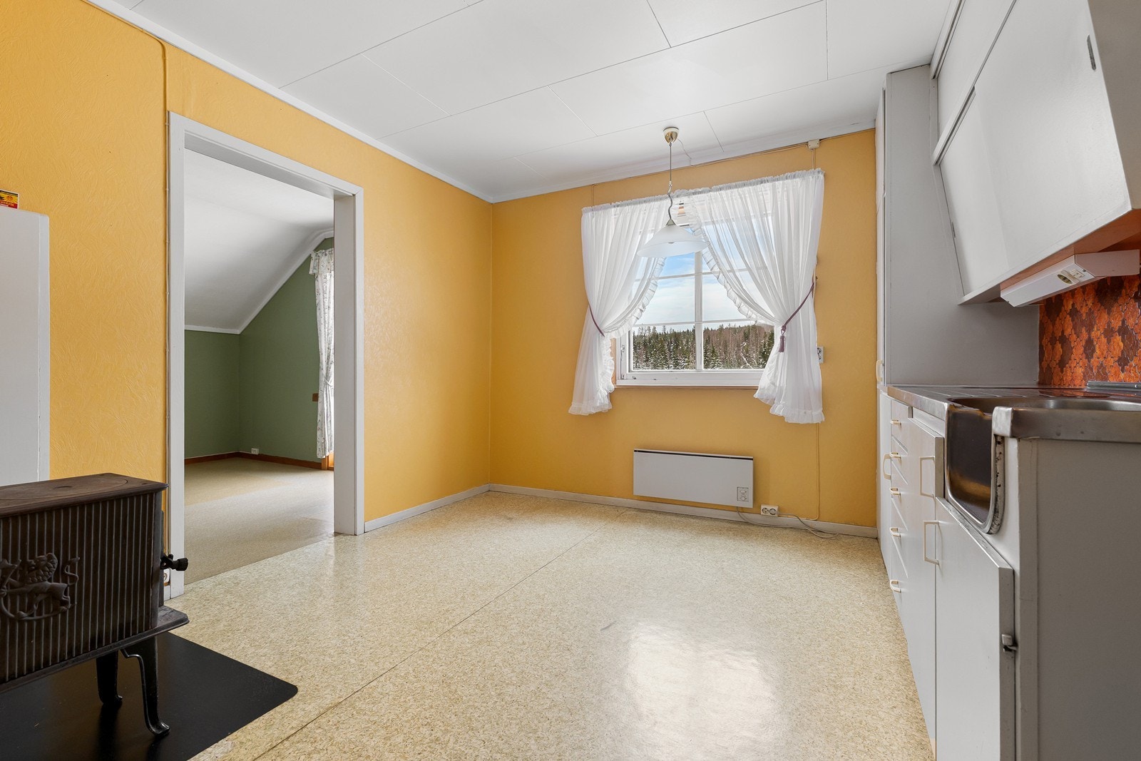 I kjøkkenet er det plass til spisebord. Galleribilde