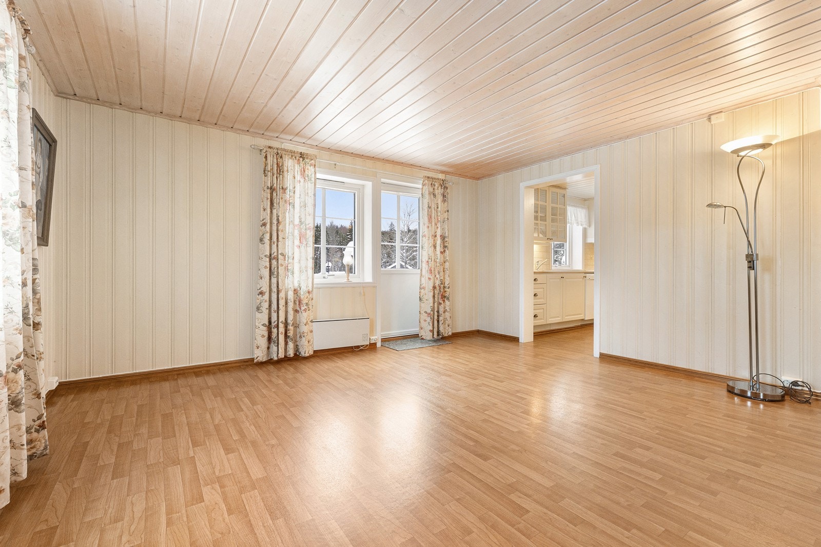 I stuen har du god plass til det du måtte ønske av sofa- og spisestuemøblement. Galleribilde