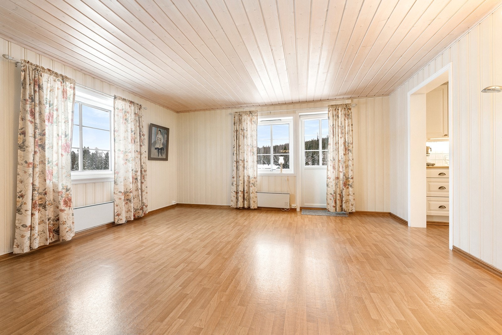 Lys og romslig stue i 1. etasje med utgang til terrasse. Galleribilde