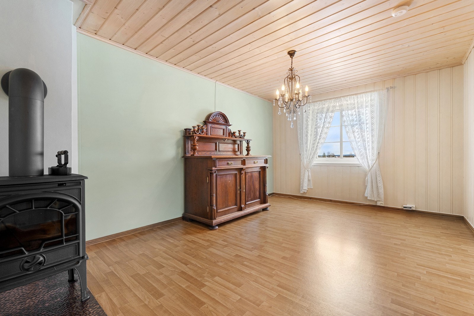 Vedovn i stuen for vedfyring. Skjenk i heltre eik i stuen medfølger. Galleribilde