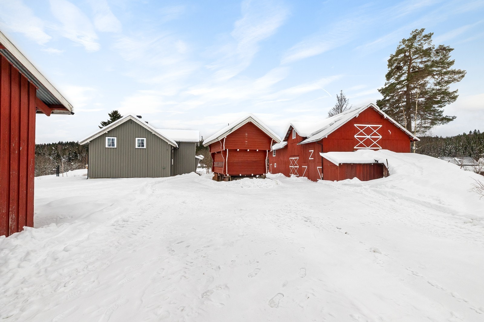 Romslig gårdstun og godt med biloppstillingsplass. Galleribilde