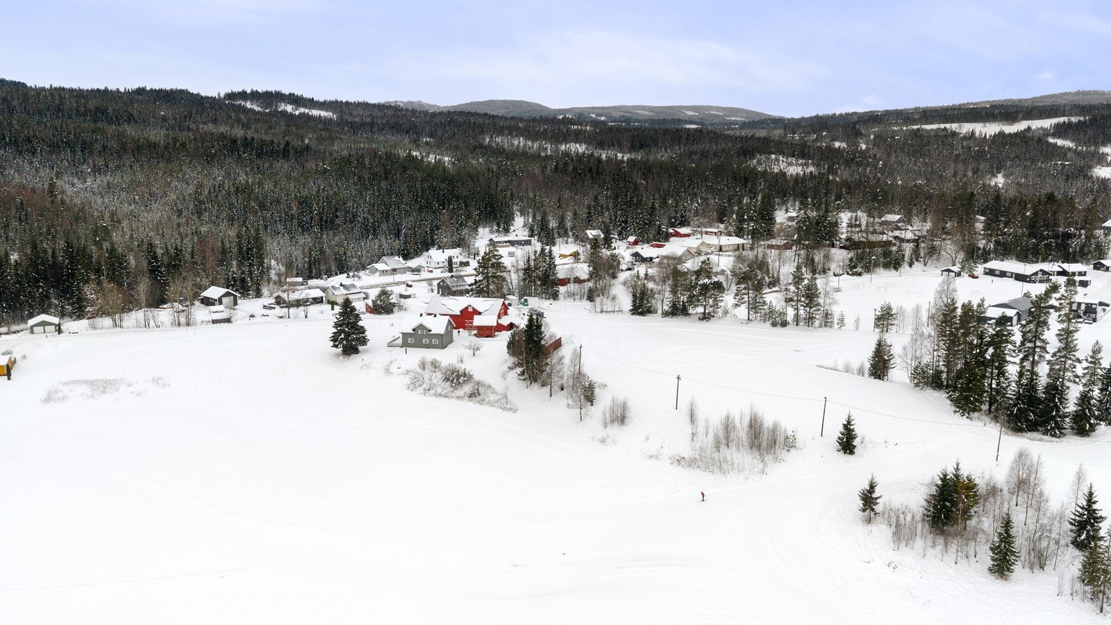Eiendommen ligger også like ved Åsen stadion, og skiløypetrassen går over tomten. Her er det bare å spenne på seg skiene utenfor døra. Galleribilde