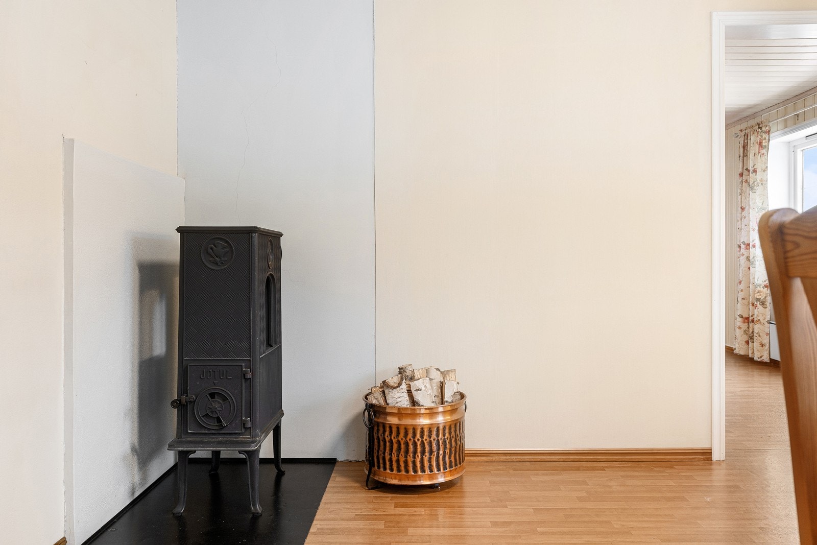 Jøtul vedovn i kjøkken. Galleribilde