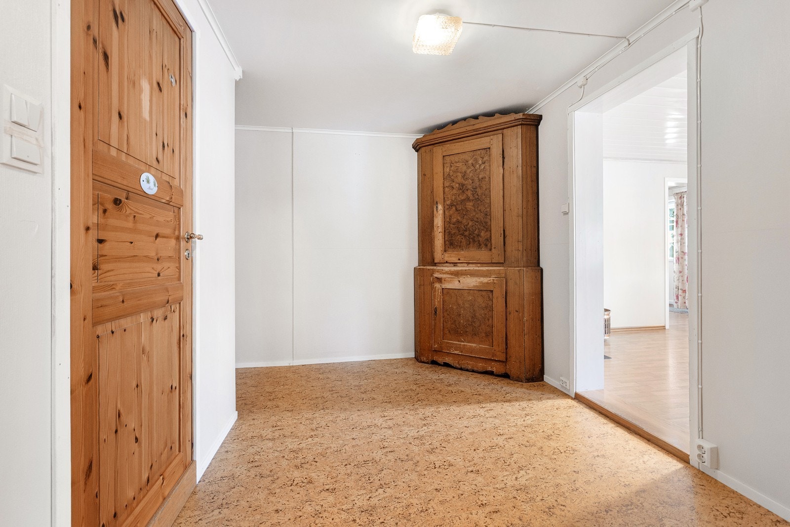 Gang i 1. etasje med tilhørende heltre antikk hjørneskap. Galleribilde