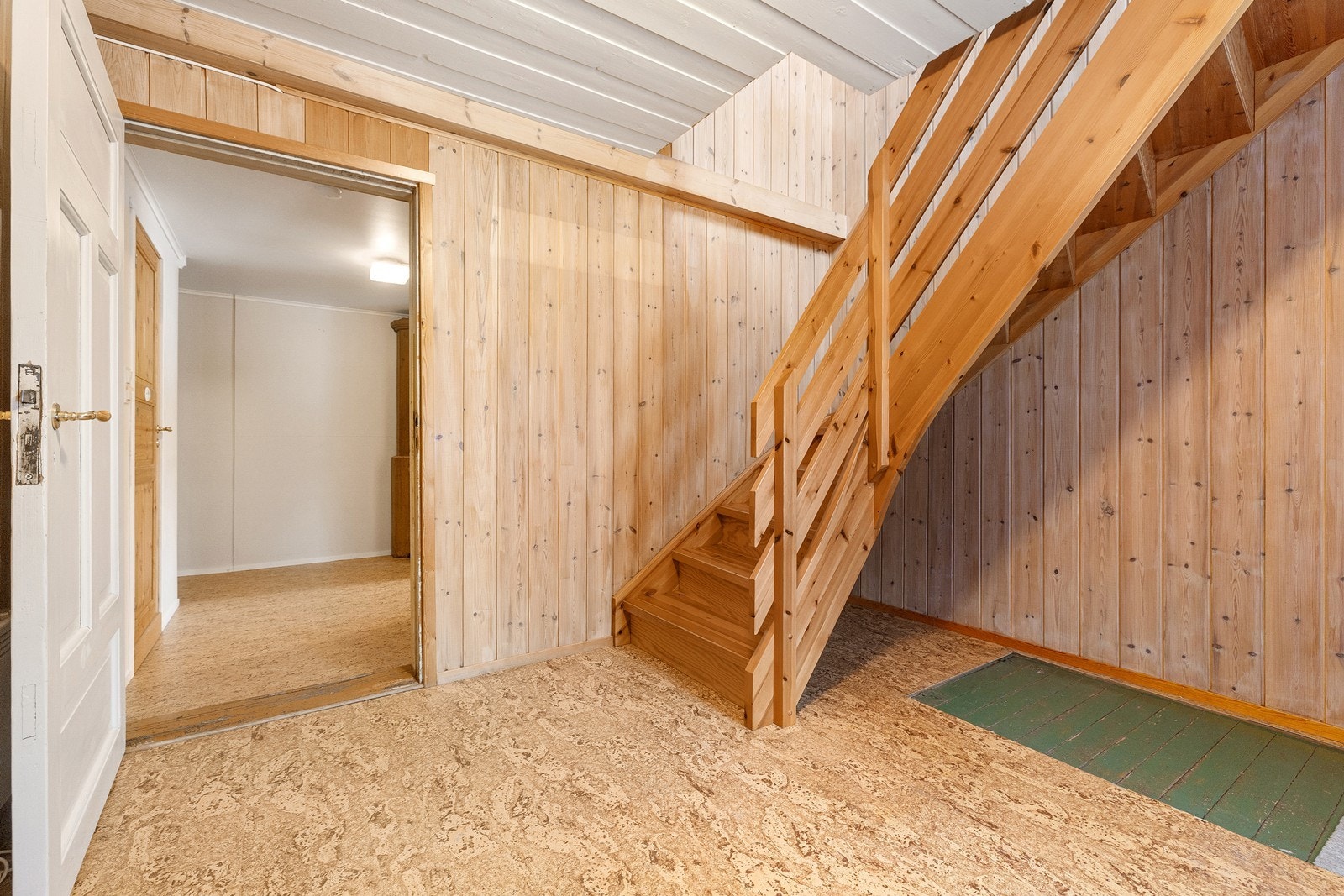 Entre med trapp mellom etasjene. Galleribilde