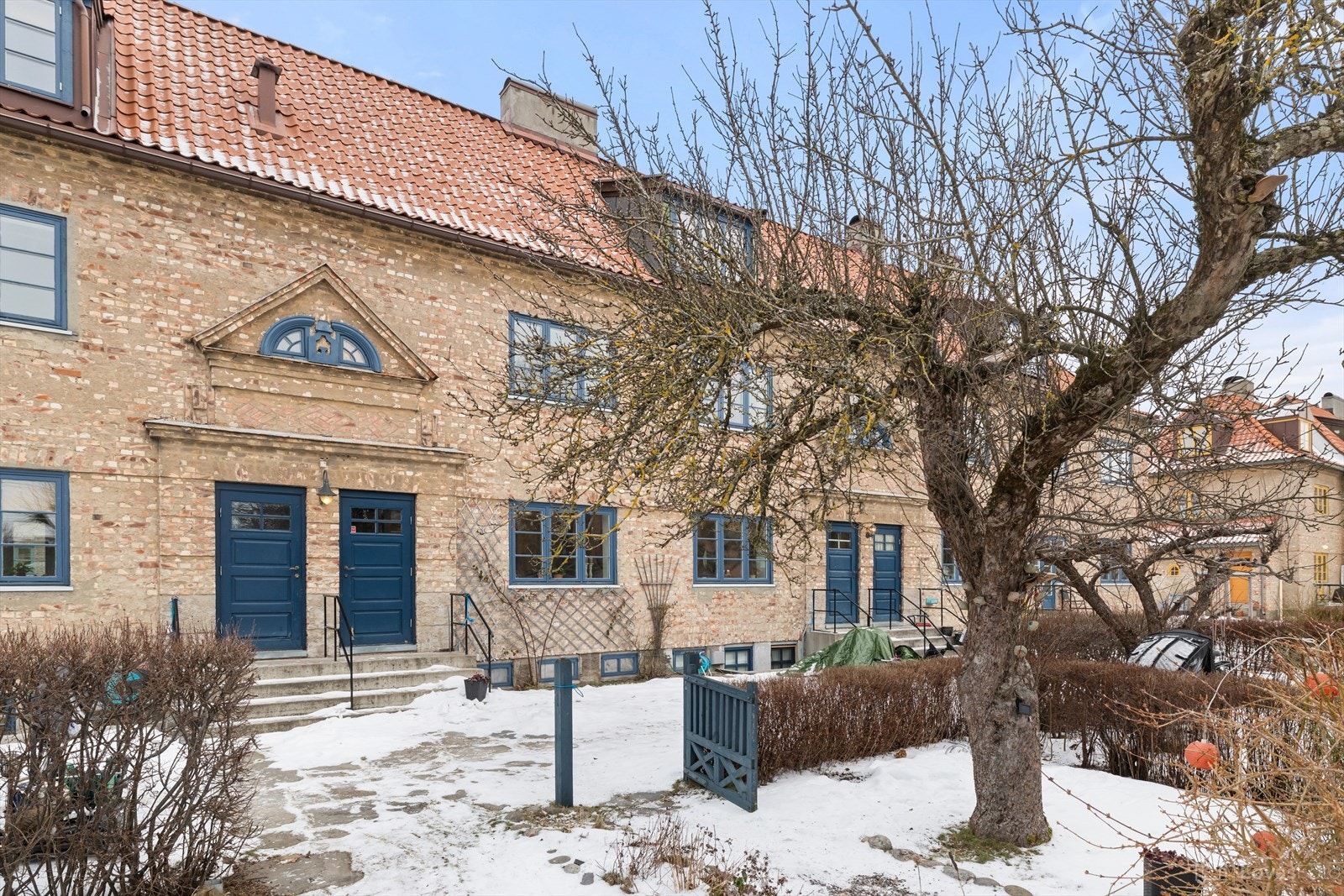 Bygningen har en sjarmerende og tradisjonell europeisk arkitektur med tydelige engelske innflytelser. Galleribilde
