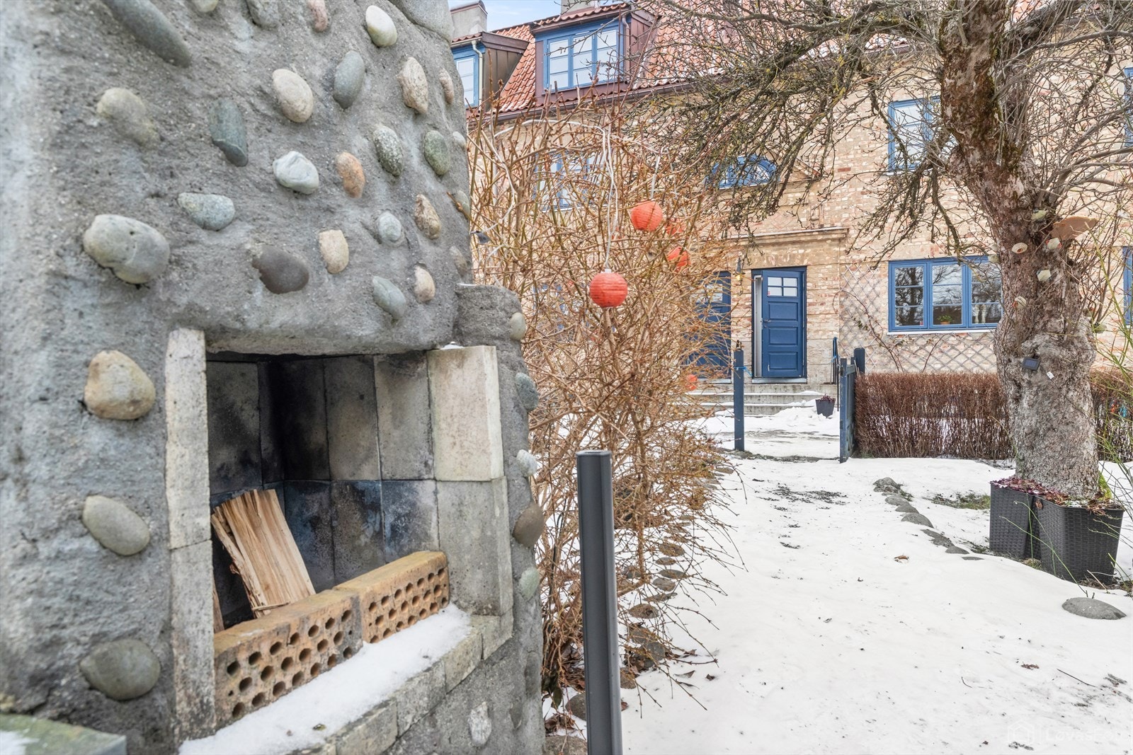 Sjarmerende murt utepeis som gir ekstra stemning og hyggelige samlingsmuligheter. Galleribilde