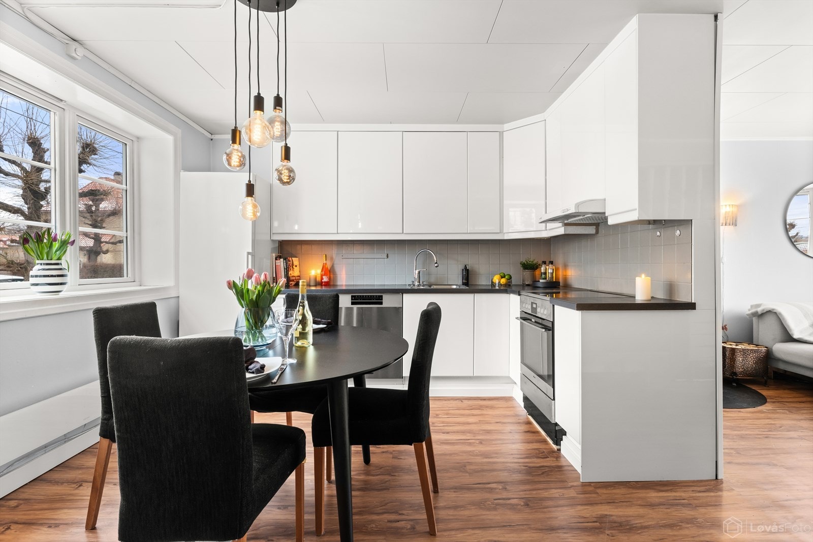 Kjøkken med eldre innredning og takhøye skapskrog som gir god oppbevaringsplass. Frontene ble byttet ca. 2010 og er utført i hvit, glatt utførelse. Galleribilde