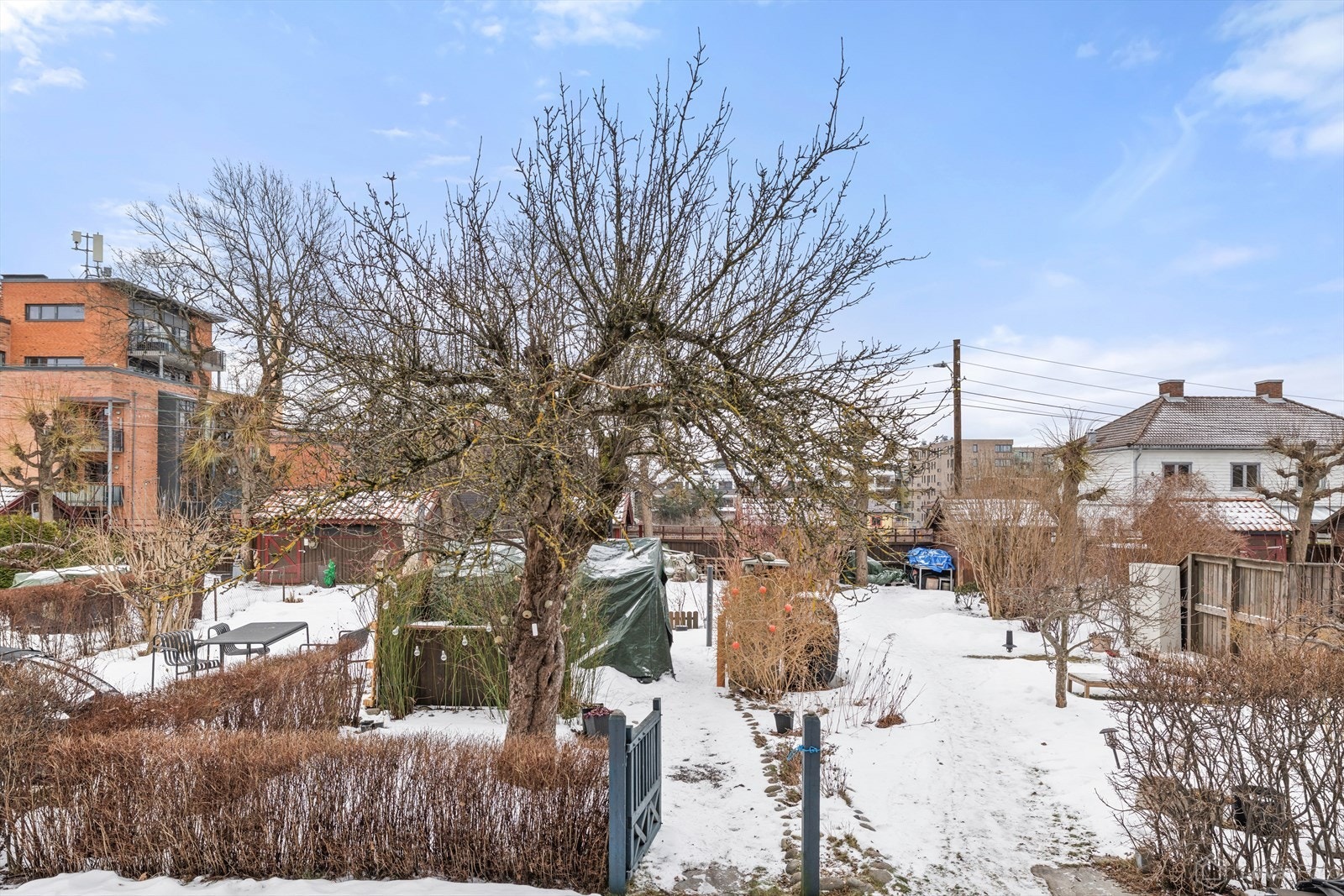 Den romslige hageparsellen på baksiden fungerer som en naturlig forlengelse av oppholsrommet. Galleribilde