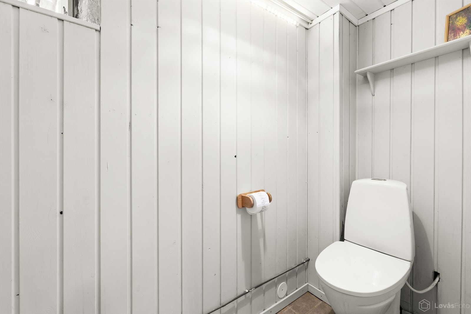 Kjelleretasjen har separat toalettrom med gulvstående klosett. Galleribilde