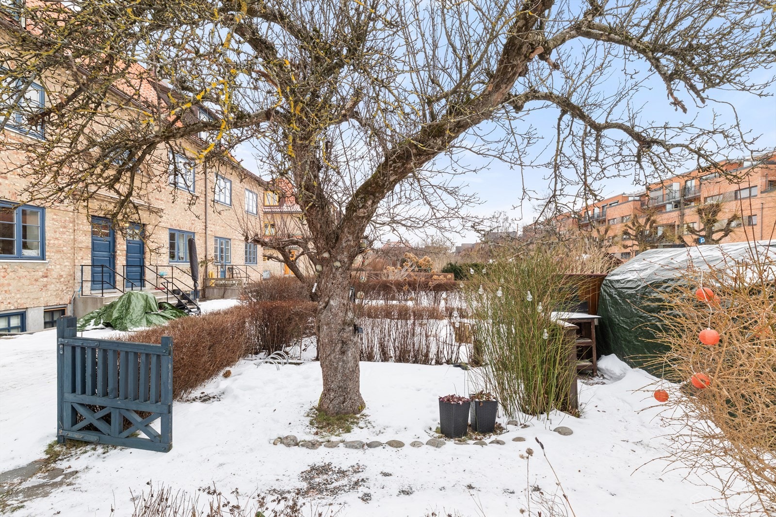 Området er opparbeidet med hekker, busker og trær som gir god skjerming og en lun atmosfære mellom bebyggelsen. Galleribilde