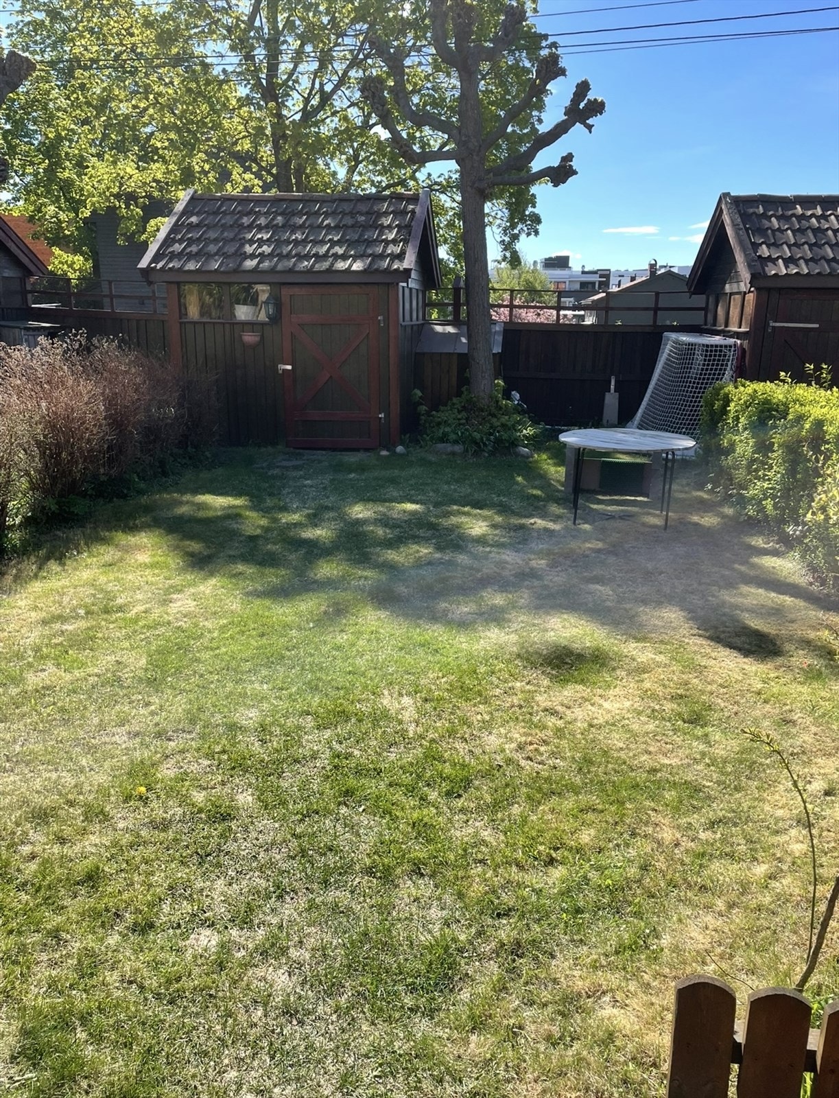 Grønn gressplen med tilhørende utebod (ca. 5m²) og skjermet beliggenhet. Galleribilde