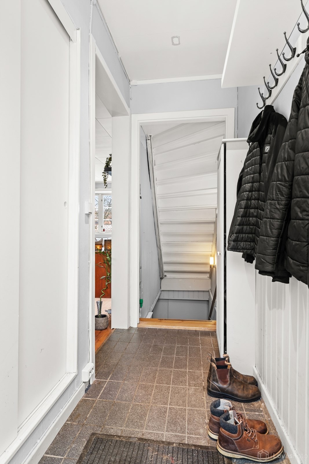 Entréen er plassert i tilknytning til kjøkkenet i 1. etg og fungerer som et naturlig bindeledd mellom hovedetasjen og kjelleretasjen. Galleribilde