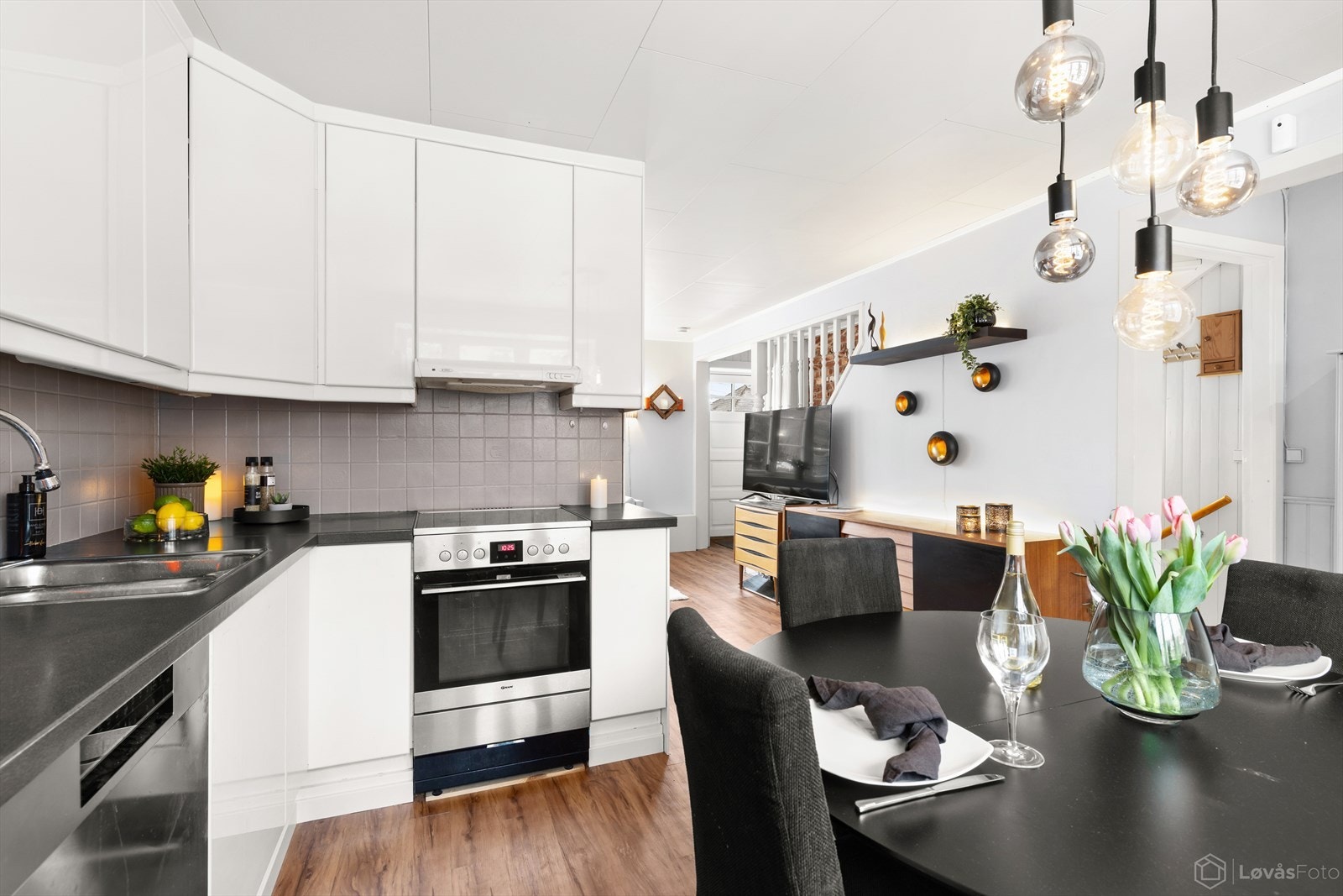 Løsningen skaper en sosial sone som egner seg godt for både hverdagsbruk og selskap. Galleribilde