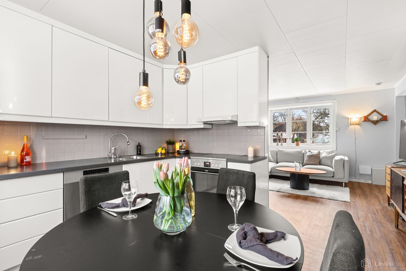 Laminat benkeplate med nedfelt oppvaskkum samt ventilator over komfyrplass. På kjøkkenet medfølger kjøleskap, komfyr og oppvaskmaskin. Galleribilde