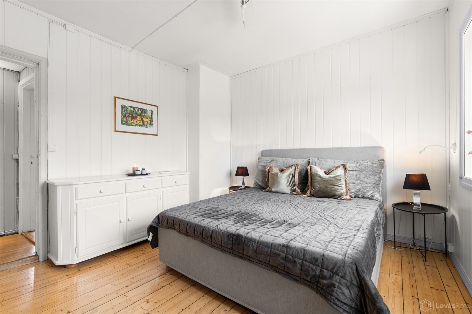 Lyse panelvegger, tregulv og rolige fargetoner skaper et lunt og harmonisk uttrykk som innbyr til ro og hvile. Galleribilde