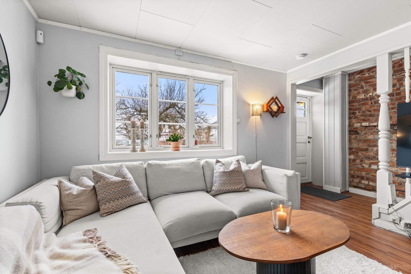 Stuen er lys og luftig med gode møbleringsmuligheter og en lun, innbydende atmosfære. Galleribilde