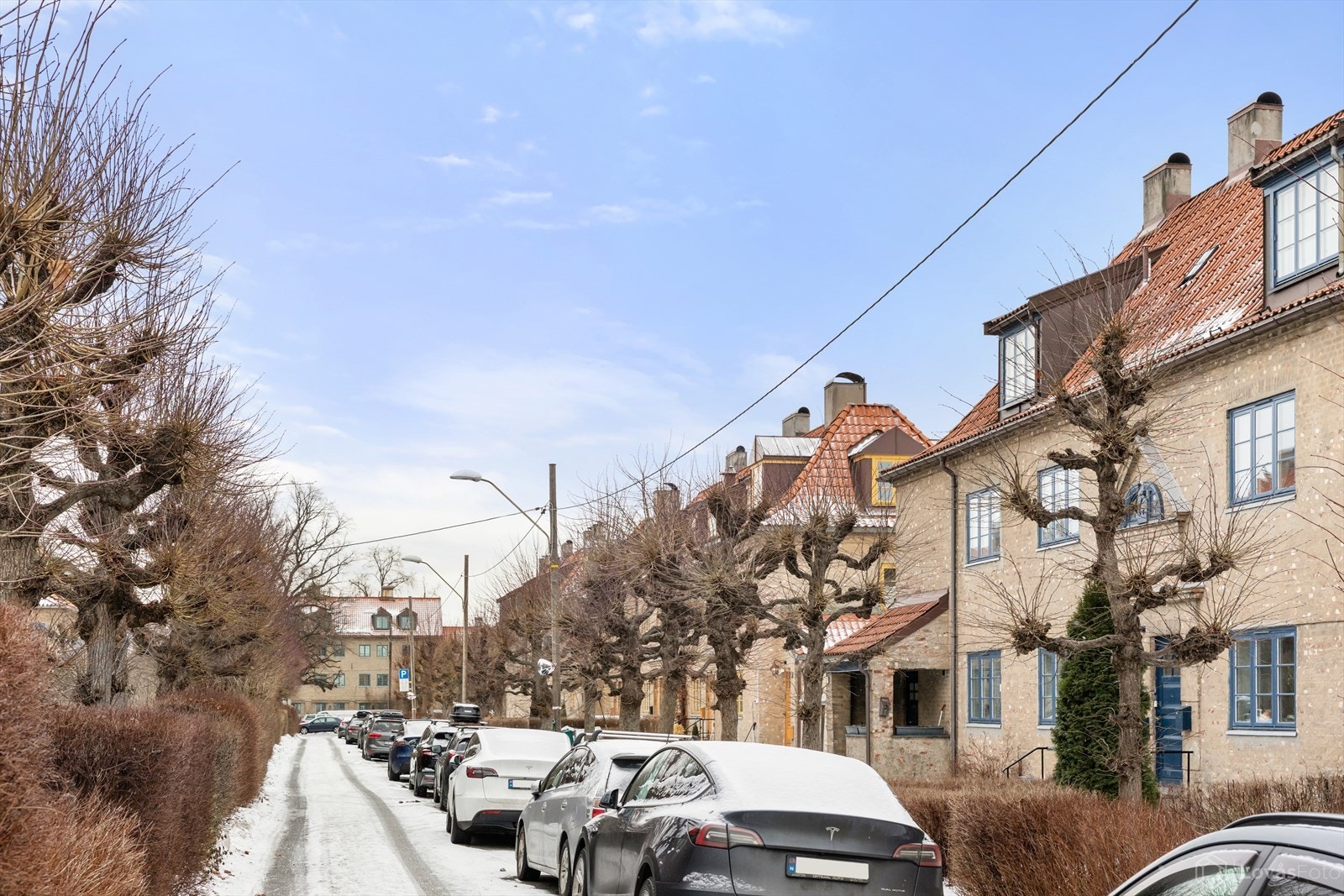 Beboere som ønsker parkeringsplass kan søke om dette gjennom borettslagets hjemmeside (www.lilletoyen.no). Parkeringsplassene tildeles etter ansiennitet i borettslaget. Galleribilde