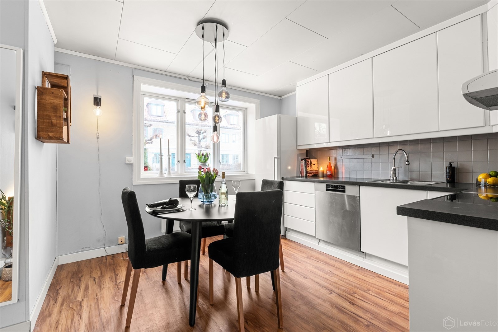 Delvis åpen løsning mellom stue og kjøkken gir god flyt mellom rommene, samtidig som det skapes naturlige soner for matlaging, spiseplass og avslapning. Galleribilde