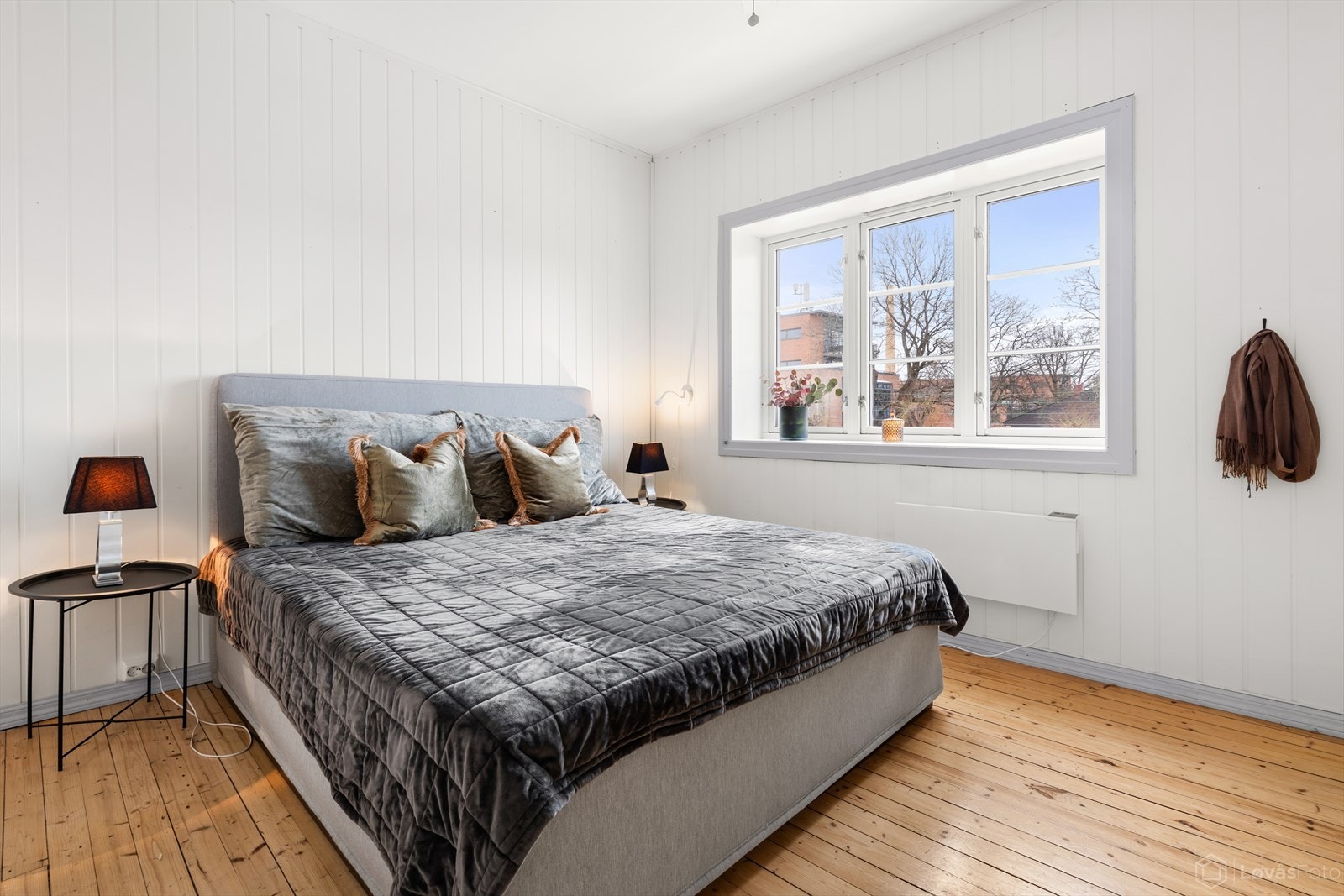 Store vindusflater slipper inn rikelig med dagslys. Galleribilde