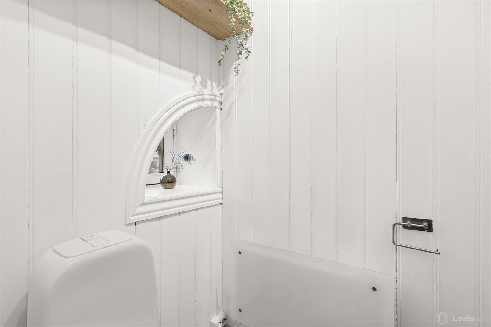 Innredning bestående av gulvstående toalett og servant med underskap. Galleribilde