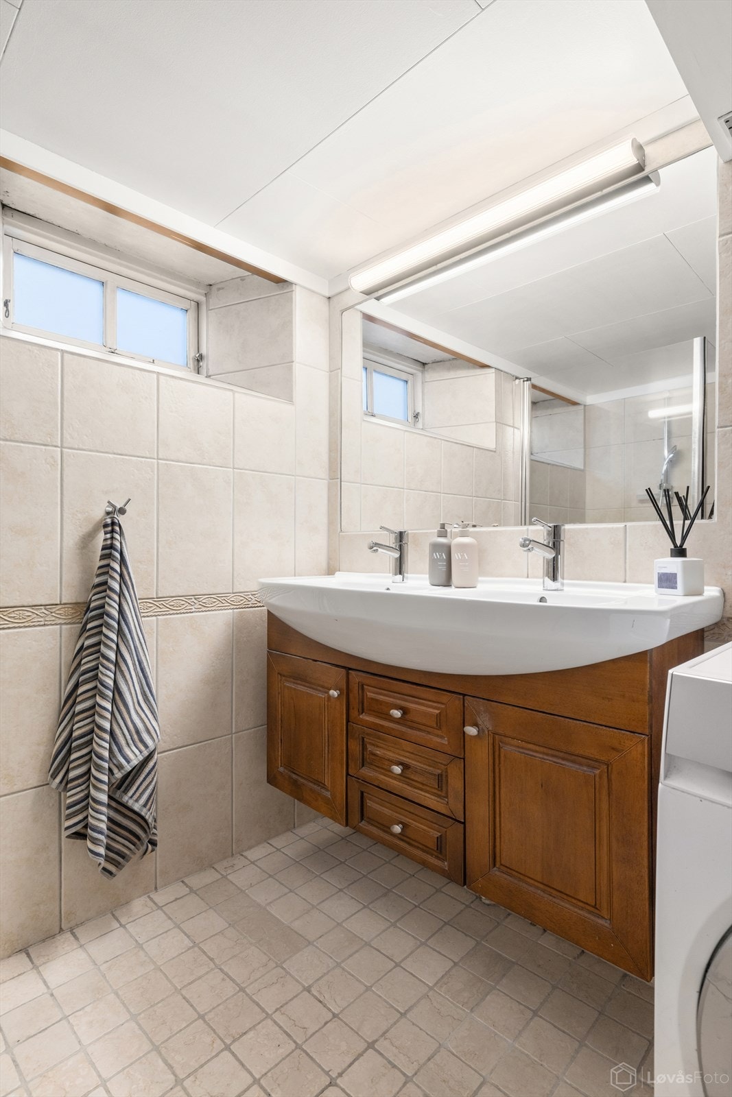 Badet har en funksjonell planløsning med god gulvplass. Galleribilde