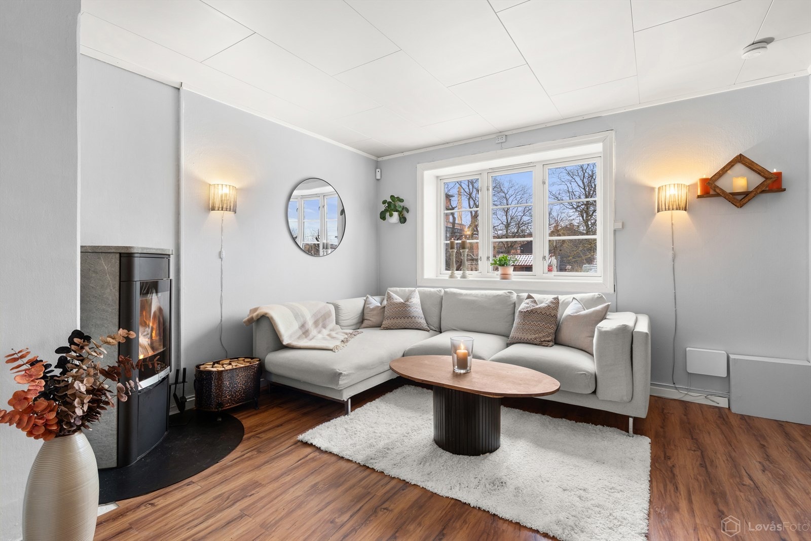 Rommet har plass til stor sofagruppe, sofabord og øvrig møblement, samtidig som planløsningen gir en naturlig soneinndeling mot spiseplass og kjøkken. Galleribilde