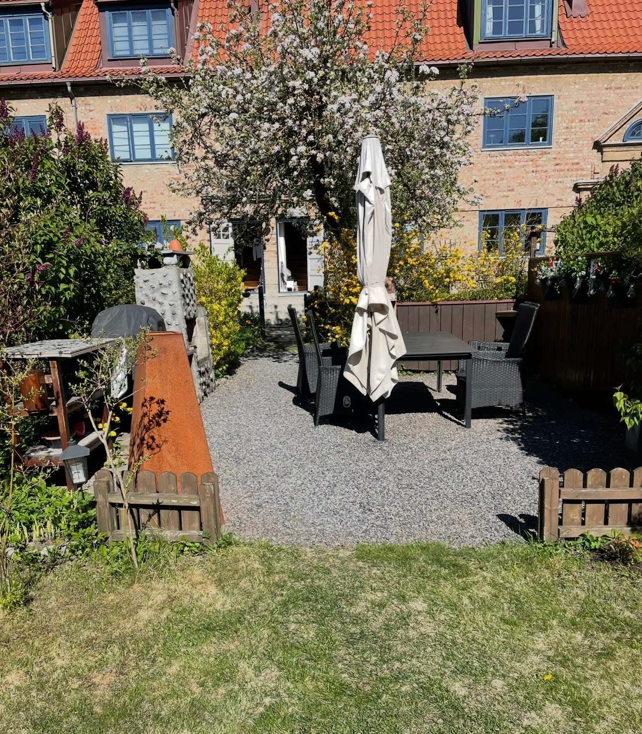 Gruset uteplass med god plass til spisegruppe og andre utemøbler. Bilde tatt av selger. Galleribilde