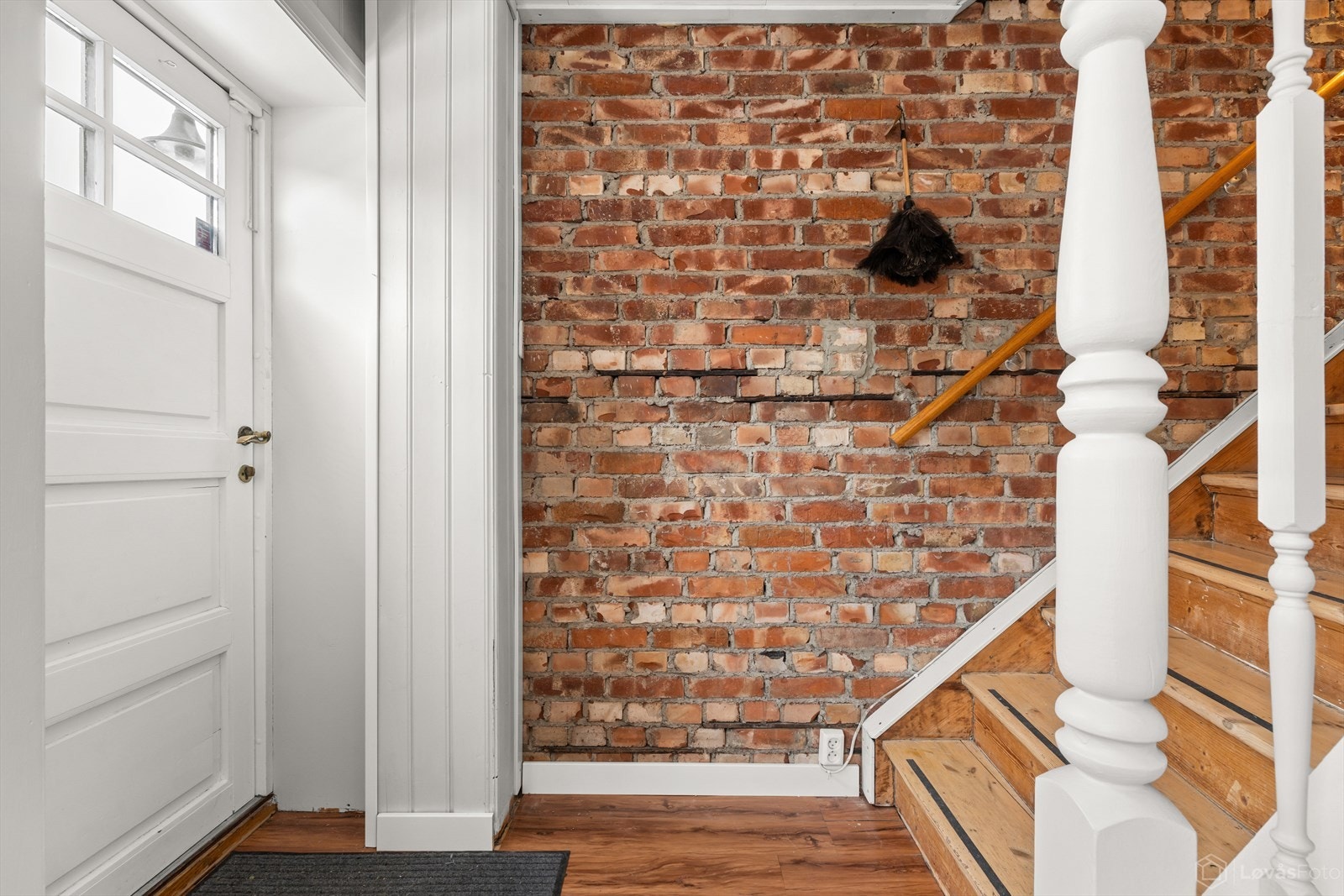 Praktisk plassert utgang til hageparsell fra stuen. Galleribilde