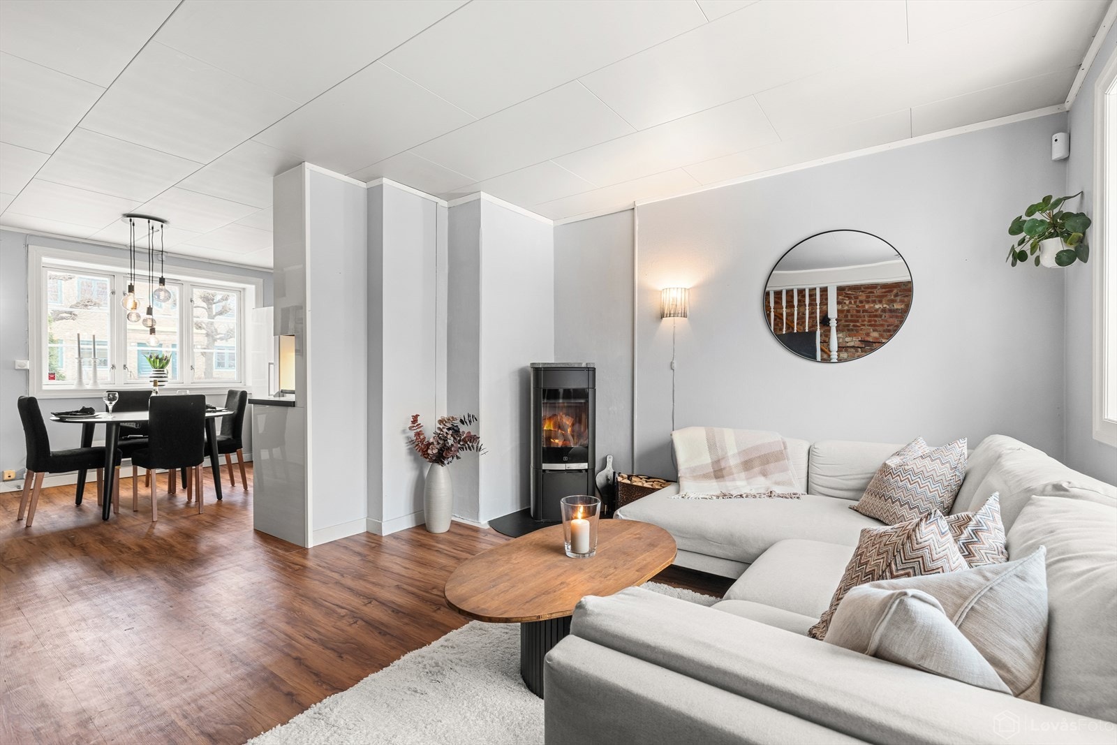 Drømmer dere om sjarmerende landsbyfølelse midt i byen? Her får dere muligheten til å sikre dere en særpreget bolig i et populært og hyggelig boligområde. Galleribilde