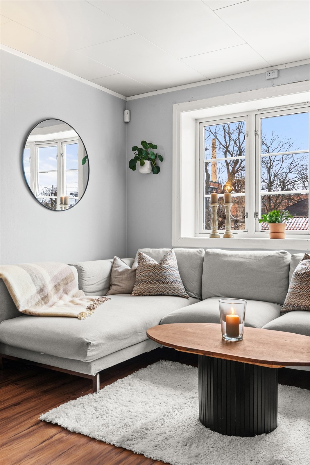 Store vindusflater sikrer godt med naturlig lysinnslipp. Galleribilde