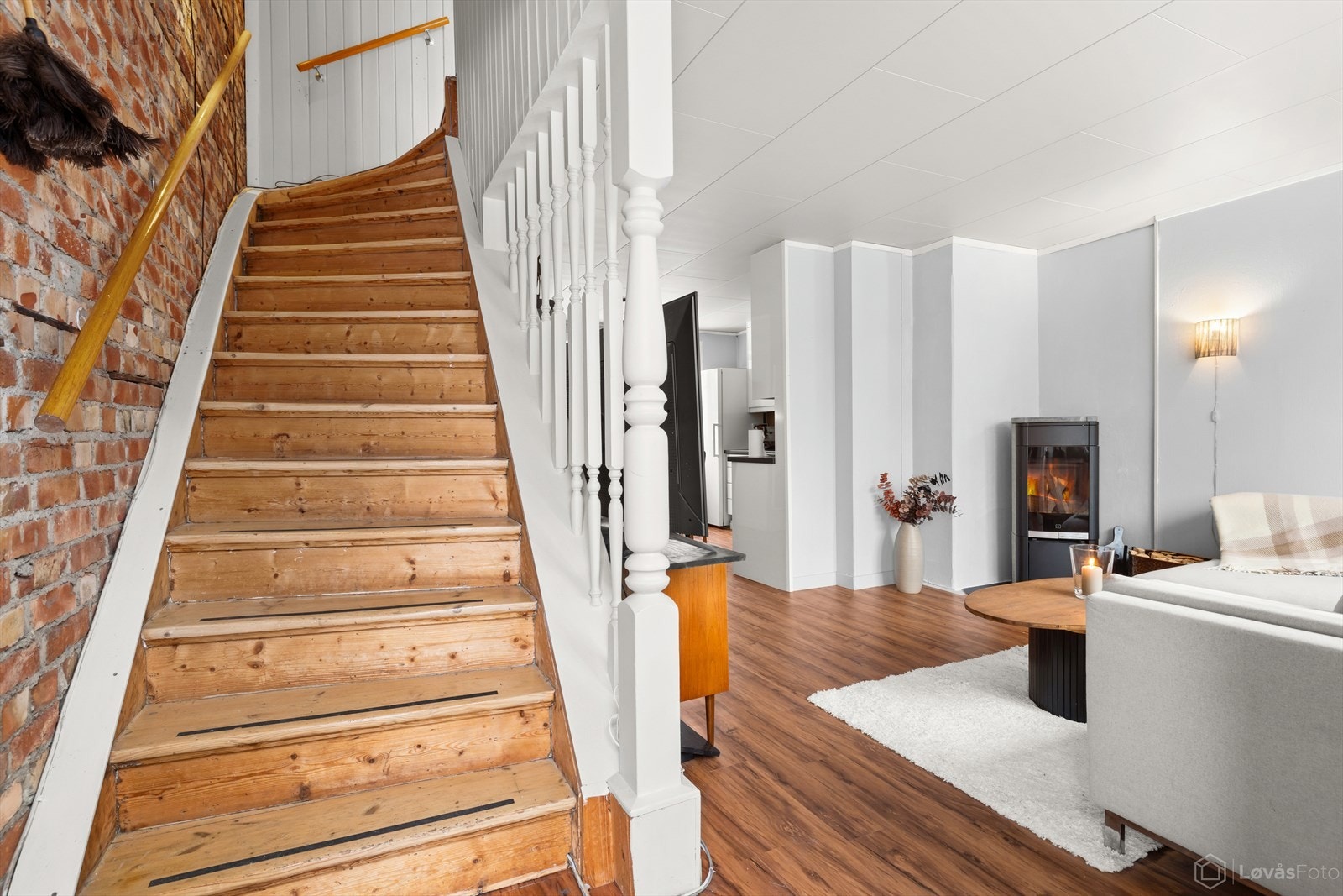 Fra 1. etasje leder vangetrappen i trekonstruksjon opp til boligens 2. etasje, hvor du finner boligens mer private sone med soverom og wc-rom. Galleribilde