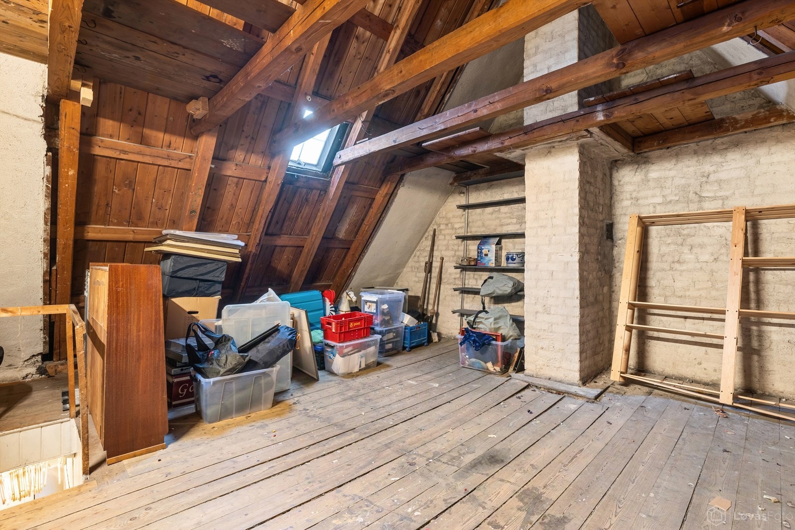 Loftet er i dag ikke innredet. Eventuell utbygging av loft forutsetter godkjenning fra Oslo kommune Plan- og bygningsetaten, samt inngåelse av utbyggingsavtale med borettslaget. Her er det mange muligheter! Galleribilde