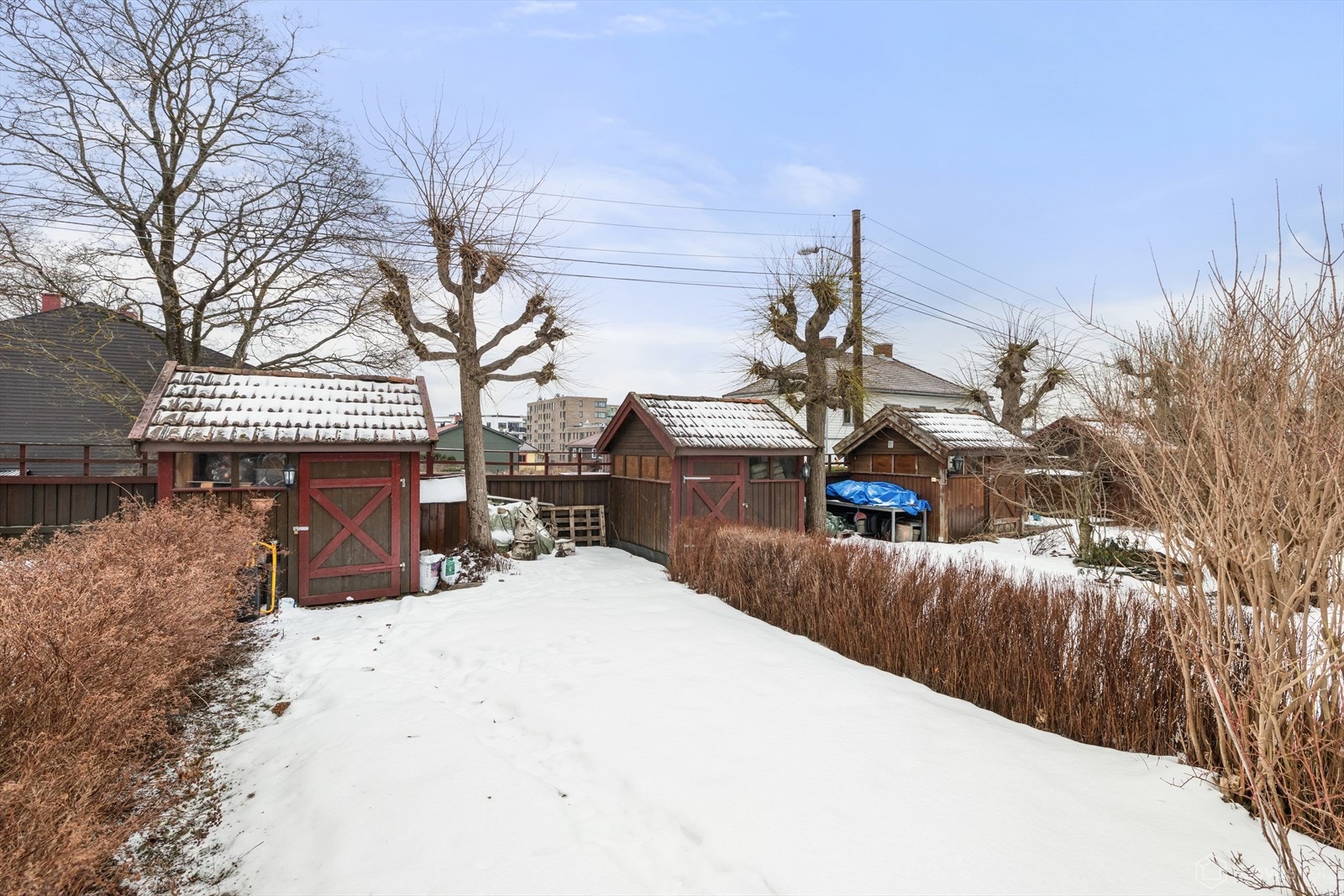 Det finnes flere naturlige soner med plass til utemøbler, sittegrupper og bord, samt praktisk utebod for lagring av hageredskaper og utstyr. Galleribilde