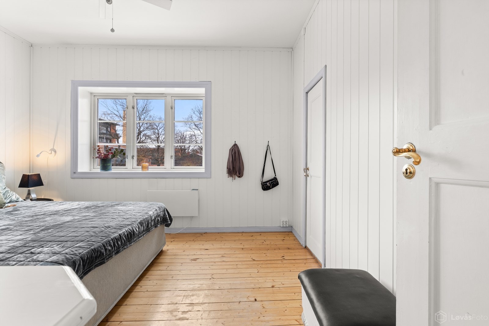 Lyst og innbydende hovedsoverom med god plass til dobbeltseng, nattbord og øvrig møblement. Galleribilde