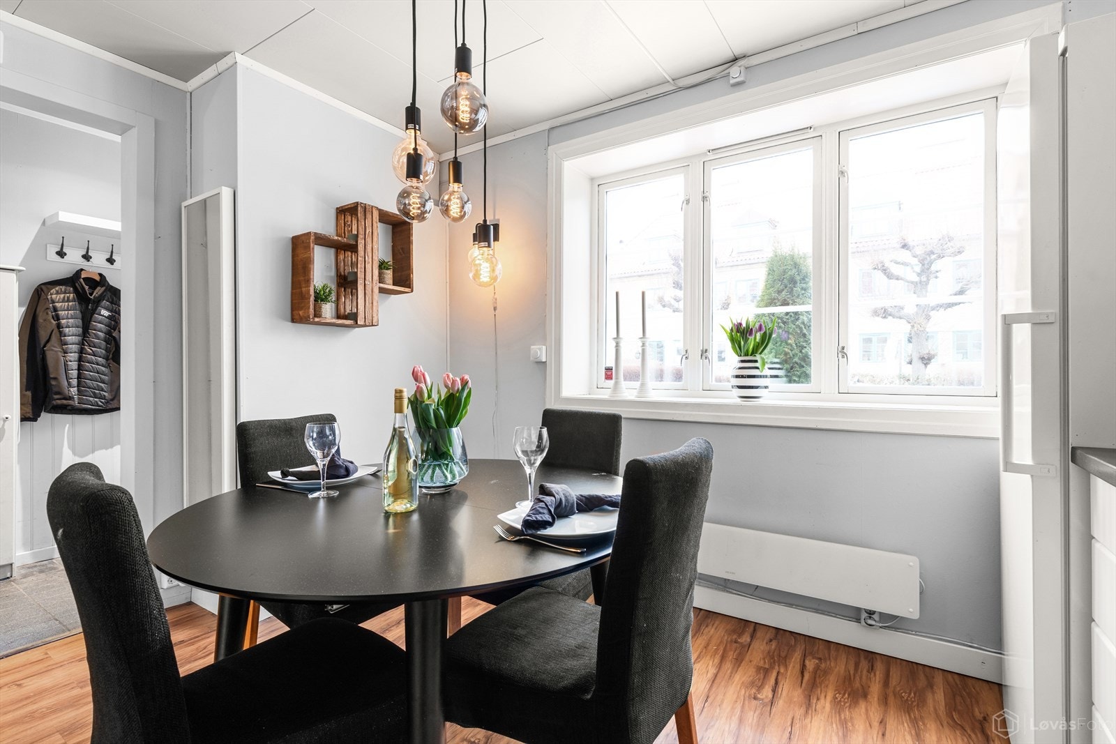 Det er god plass ved kjøkkenet til etablering av spisegruppe. Galleribilde