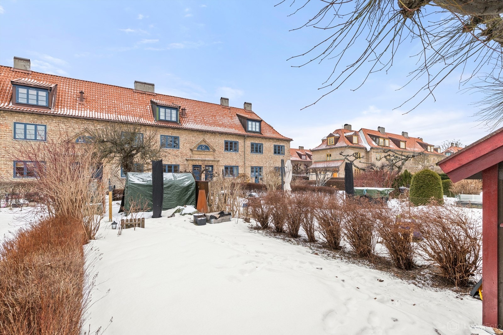Om sommeren fremstår området særlig frodig og grønt, med blomster, busker og løvverk som gir et hyggelig og levende preg. Galleribilde