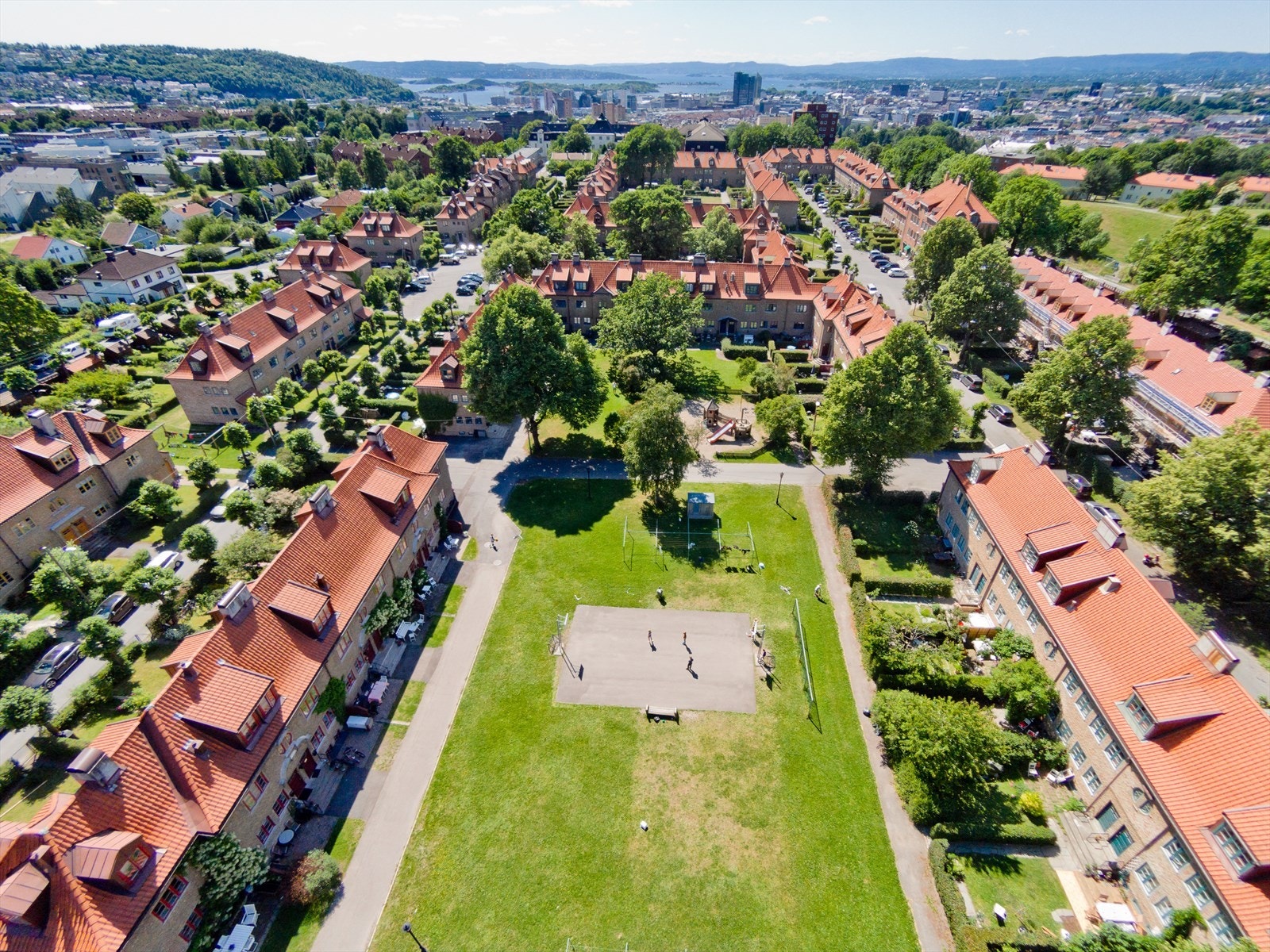 En idyllisk beliggende leilighet i unike og populære Lille Tøyen Hageby. Lille Tøyen Hageby er spesielt attraktiv, og ligger på en høyde mellom Tøyen og Hasle. Galleribilde
