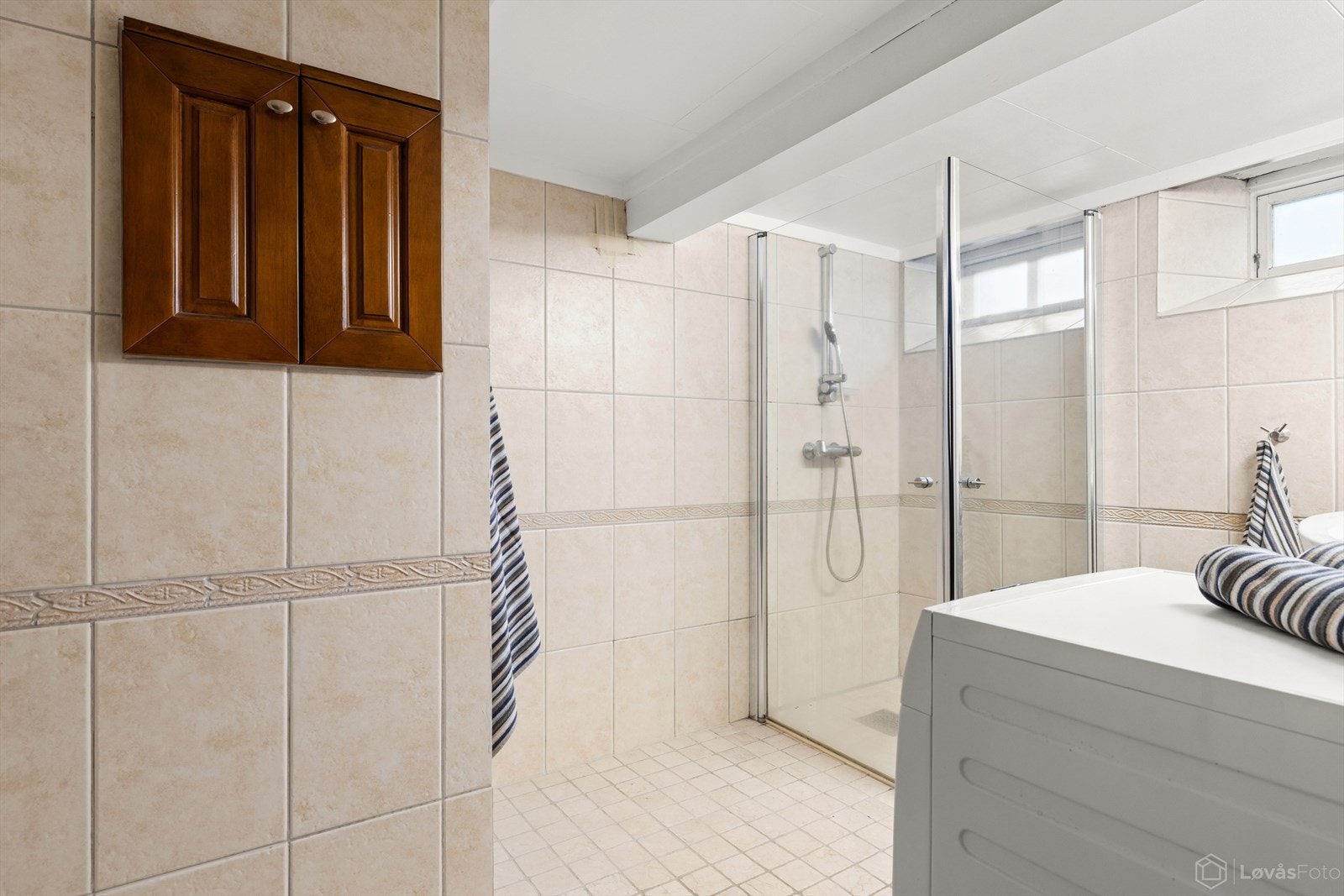 Flislagt bad med fliser på gulv og vegger samt himling med malte tak-ess plater. Ikke godkjent for varig opphold. Galleribilde