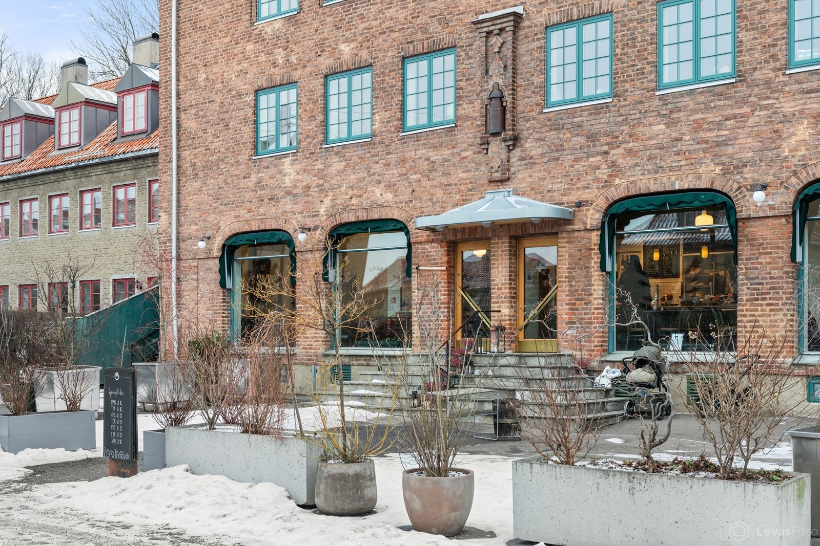 Åpent Bakeri er en lokal perle som har blitt et populært stoppested for både nabolagets beboere og besøkende. Med sitt rykte for å tilby ferskt og velsmakende bakverk, er dette stedet hvor du kan nyte nybakte brød, kaker og andre deilige småretter. Galleribilde