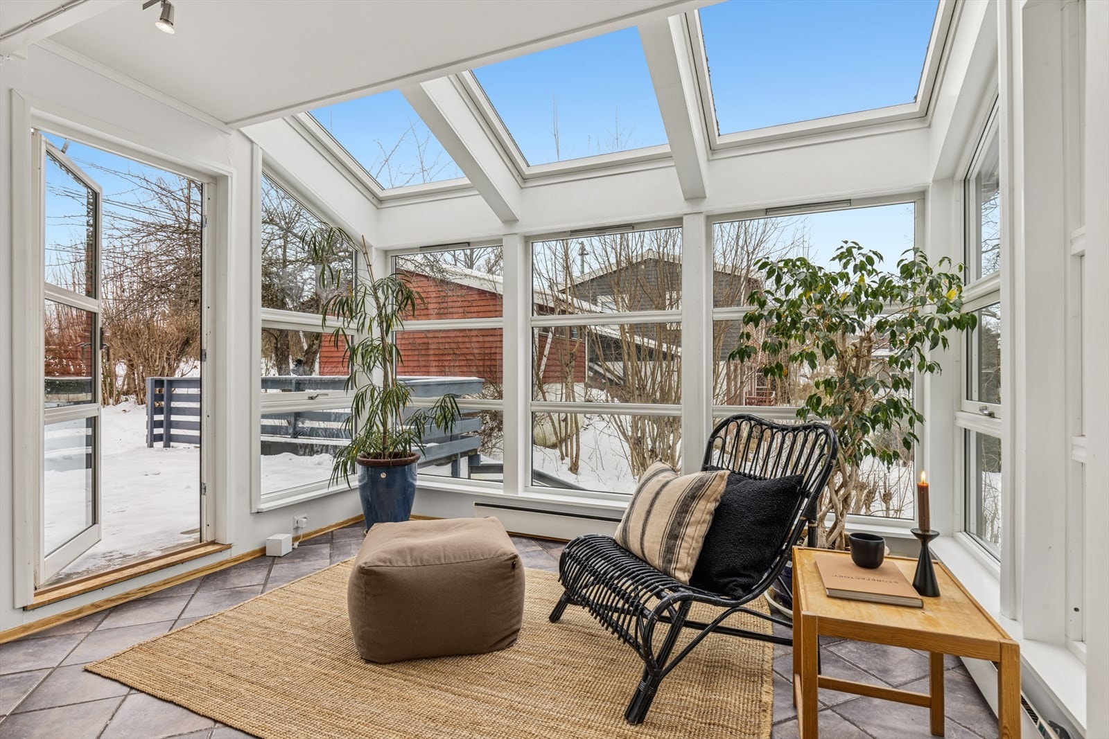 Vakker hagestue fra 2003 med utgang til veranda. Galleribilde