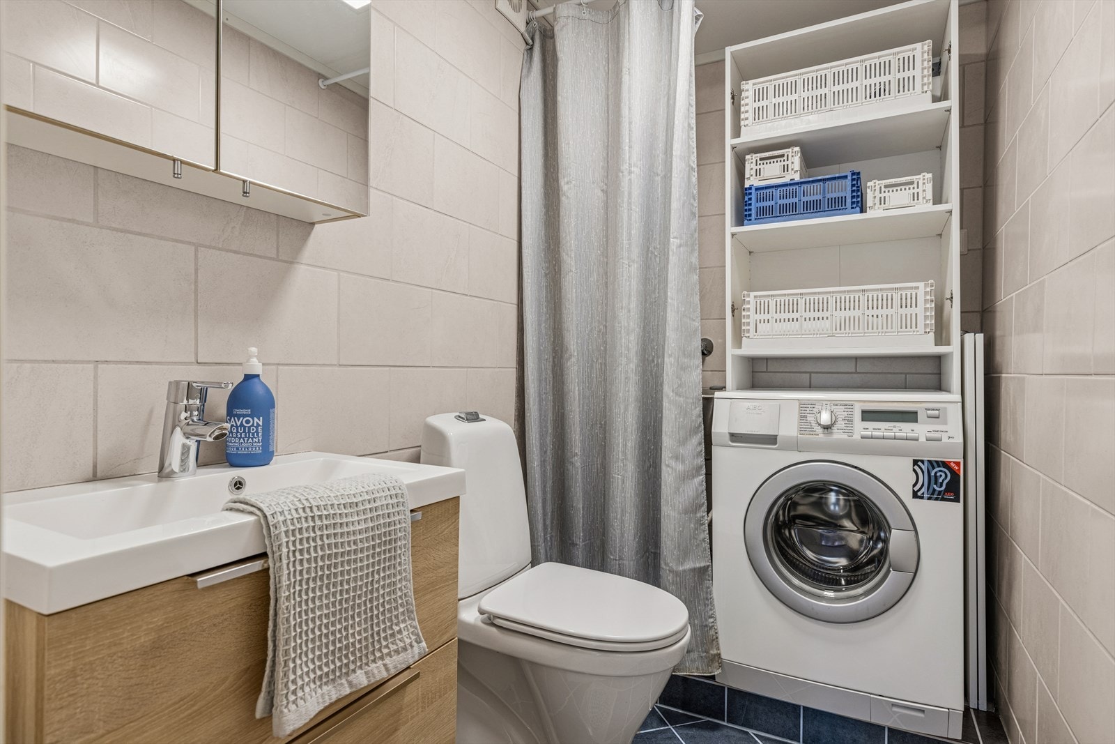 2. Bad: Fliser på gulv og vegger, opplegg for vaskemaskin. Galleribilde