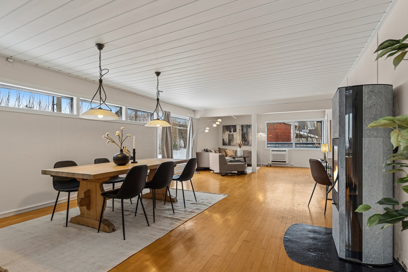 Lys og luftig stue med vakker klebersteinsovn. Galleribilde