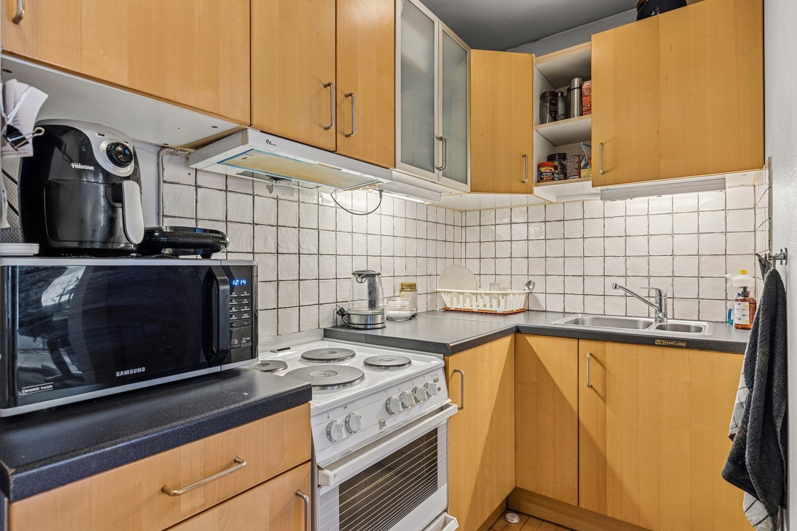 Underetasje - Tilbygg, (hybel utleid). Kjøkken Galleribilde