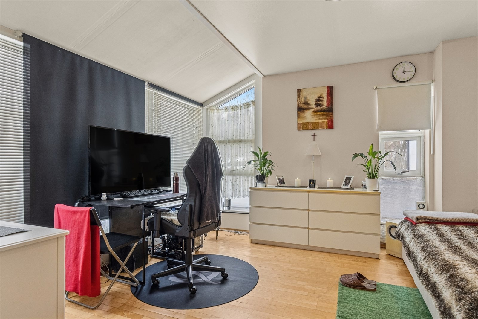 Underetasje - Tilbygg, (hybel utleid). Stue/soverom. Galleribilde