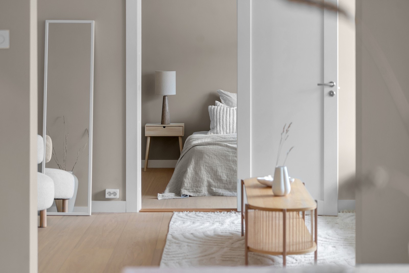 Eksklusive Harmonie Line 1-speil massive innerdører, samt karmer med dempelist, dette gir god lyddemping Galleribilde