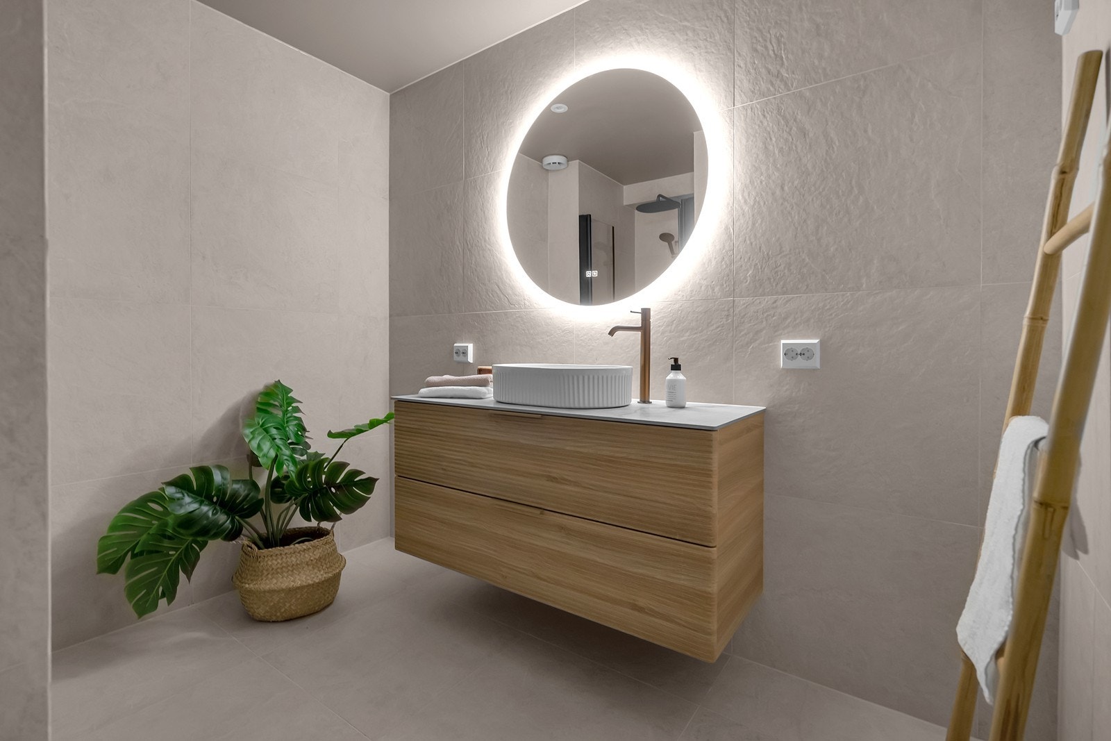 Nytt, lekkert flislagt bad med nytt rør i rør system Galleribilde