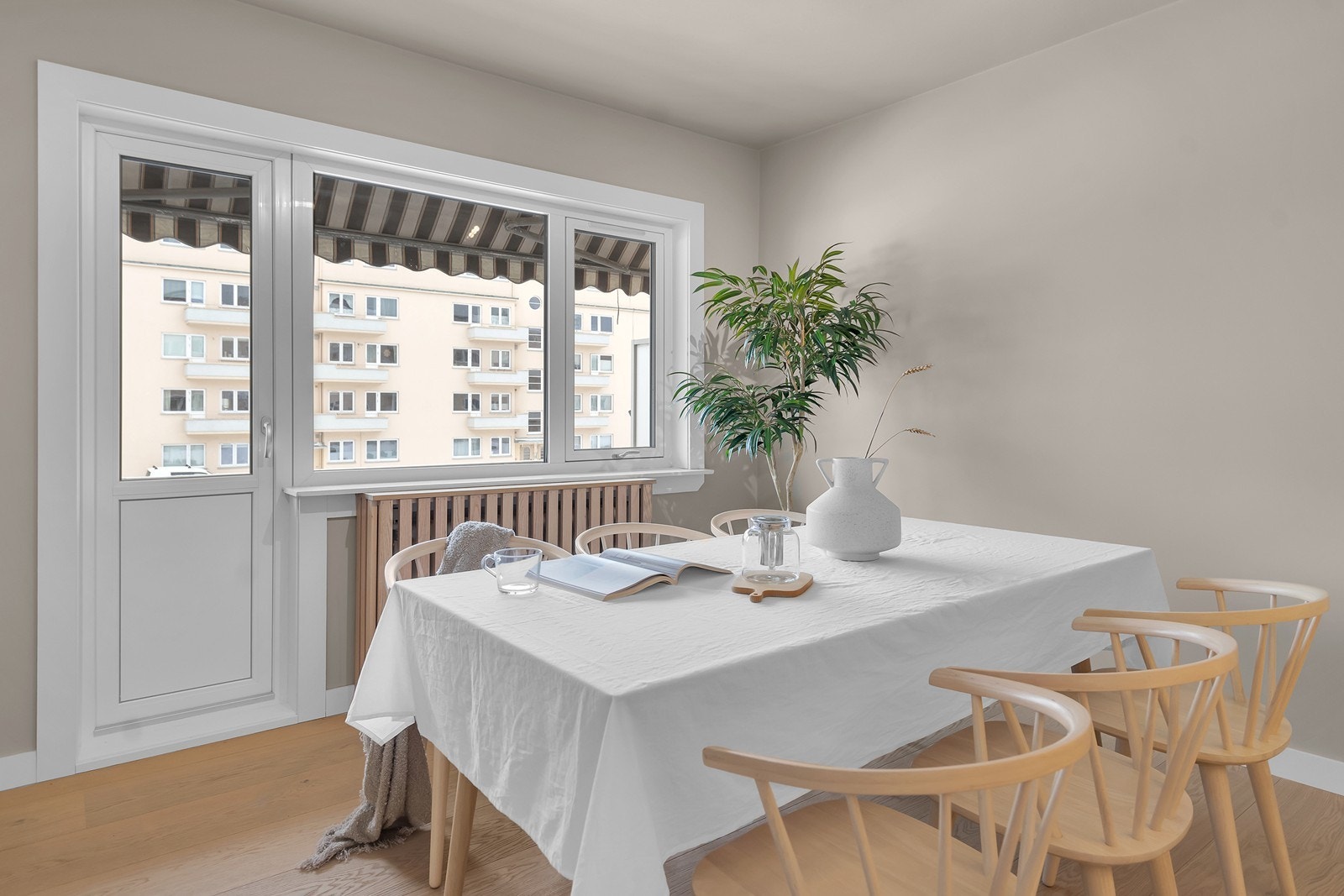 God plass til stort spisebord Galleribilde