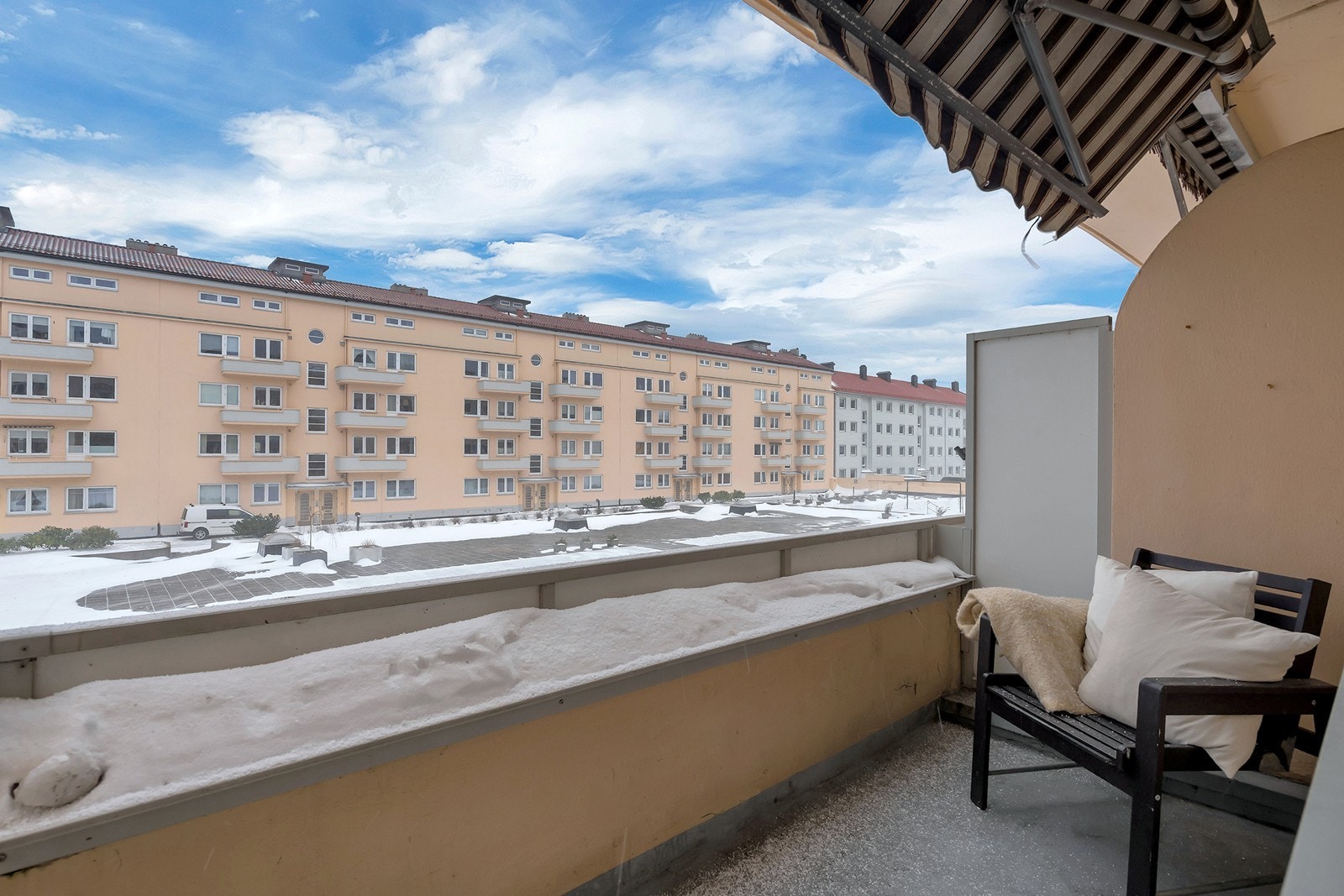 Koselig balkong med utgang fra kjøkken Galleribilde