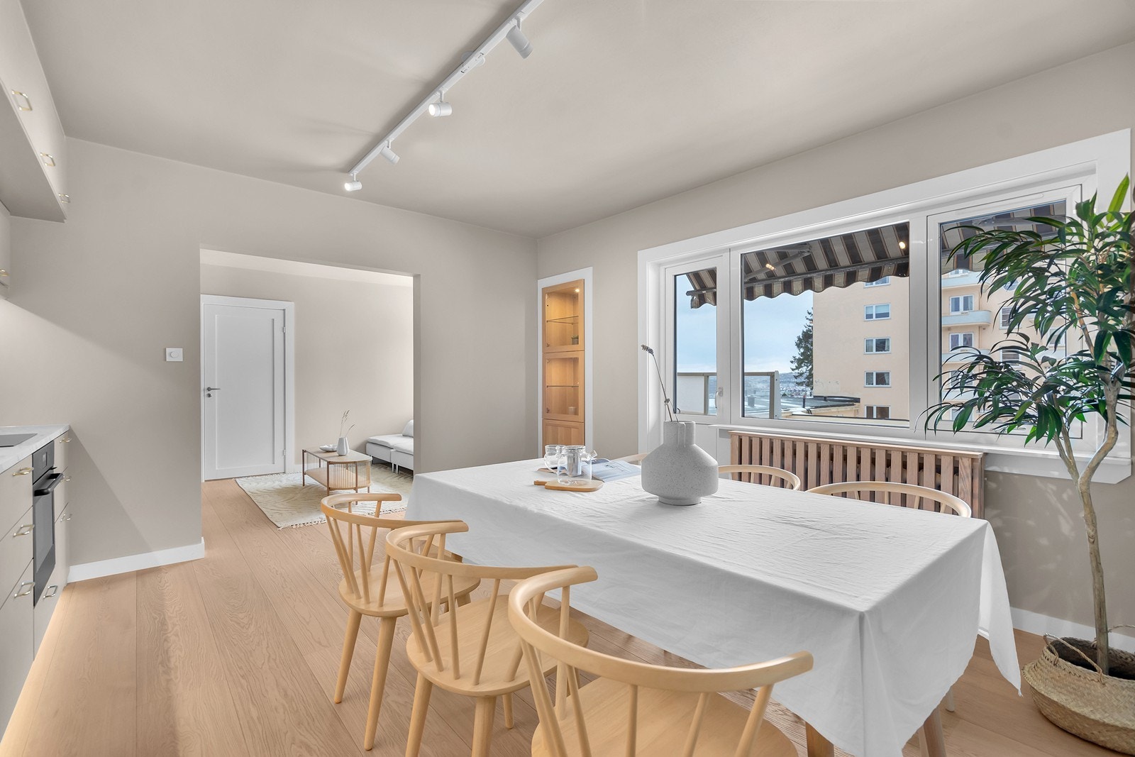 Nytt, lekkert kjøkken med flotte detaljer. Integrert vitrineskap Galleribilde